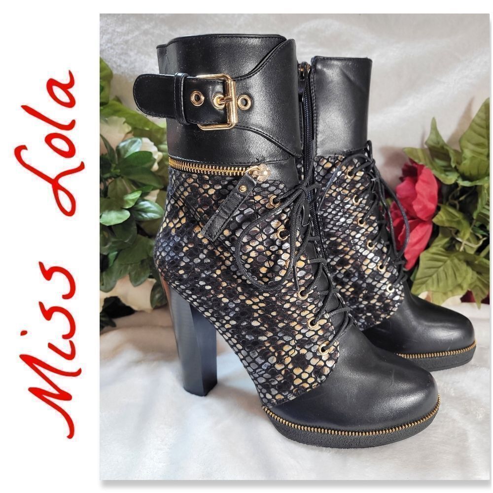 NWOB Miss Lola Snake Print Boot